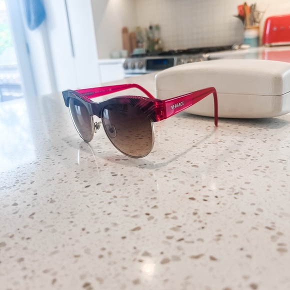 Vintage style red Versace sunglasses, like new condition. - Picture 2 of 3